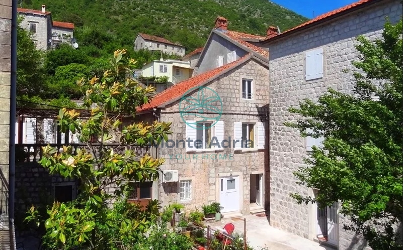 Wohnung von 124m2 steht zum Vekauf im Ort Perast, Nähe Kotor